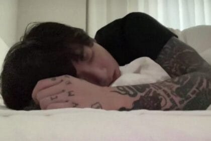 Jungkook qudándose dormido