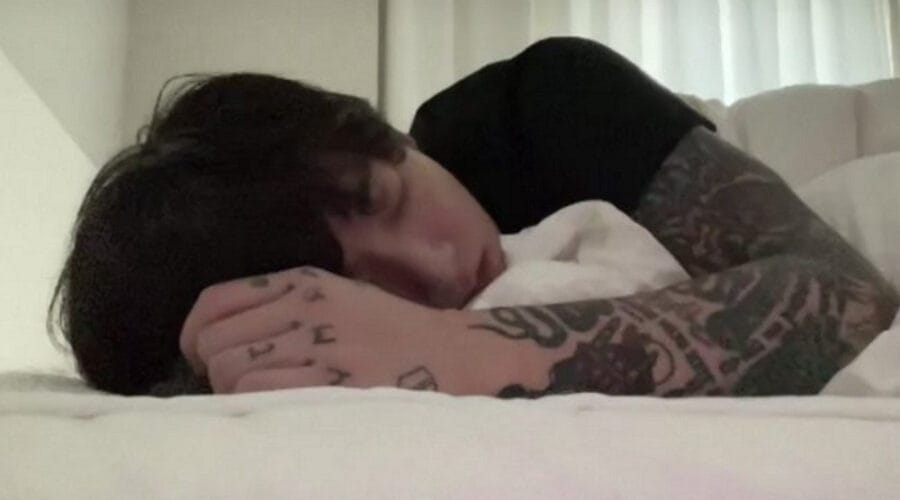 Los Idols y sus 100 actividades por día 1 Jungkook qudándose dormido