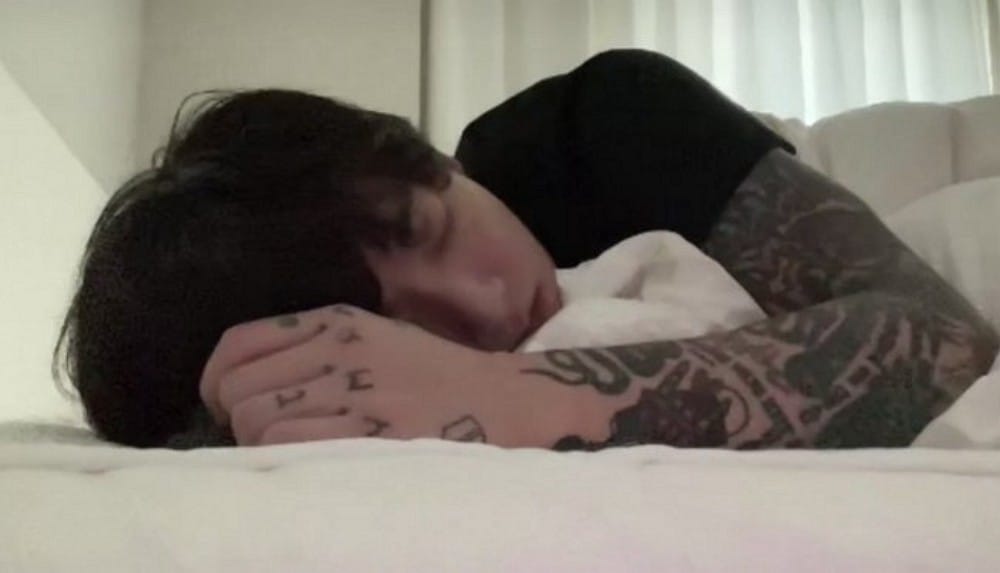 Jungkook qudándose dormido
