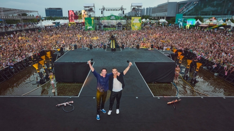 Waterbomb Festival: Una Explosión de Música y Diversión Acuática en Corea del Sur 5 Hugh Jackman y Ryan Reynolds disfrutando del Waterbomb Festival en Seul