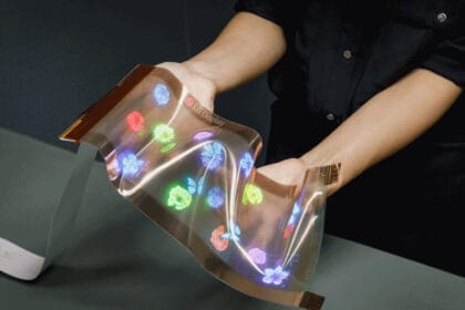 Semana de la moda Seúl 2025 pantallas estirables en la pasarela