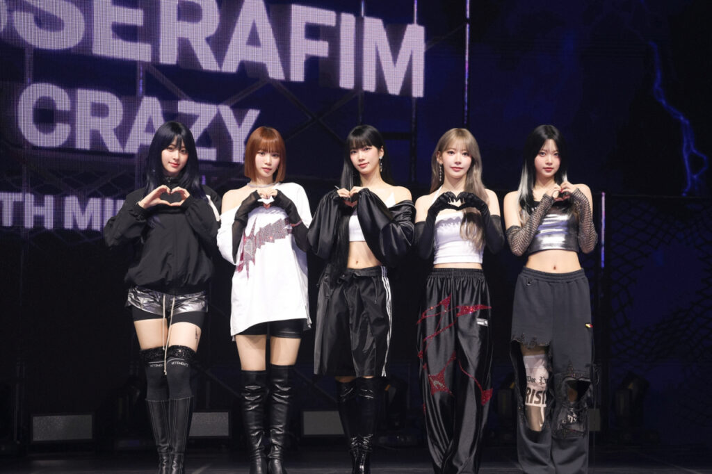 Le Sserafim y 1 nuevo álbum luego del incidente en Coachella 2 Le Sserafim en la conferencia de prensa por el lanzamiento de su álbum Crazy