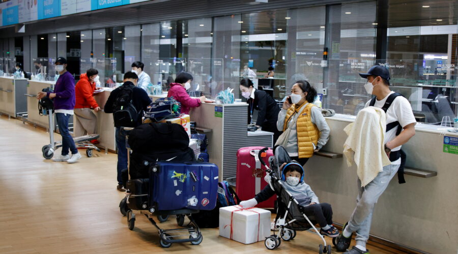 Los Coreanos regresan a casa 1 Coreanos regresan a su país luego de emigrar