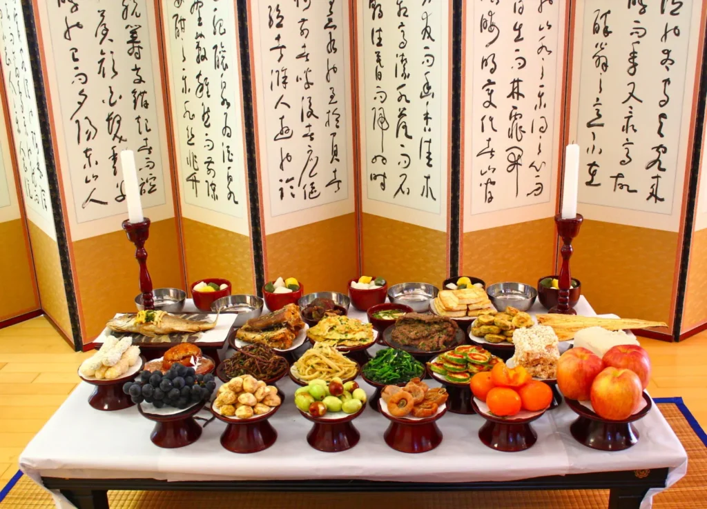 Chuseok: La fascinante celebración coreana que debes conocer 5 Banquete de Chuseok donde se incluyen los espíritus de los antepasados