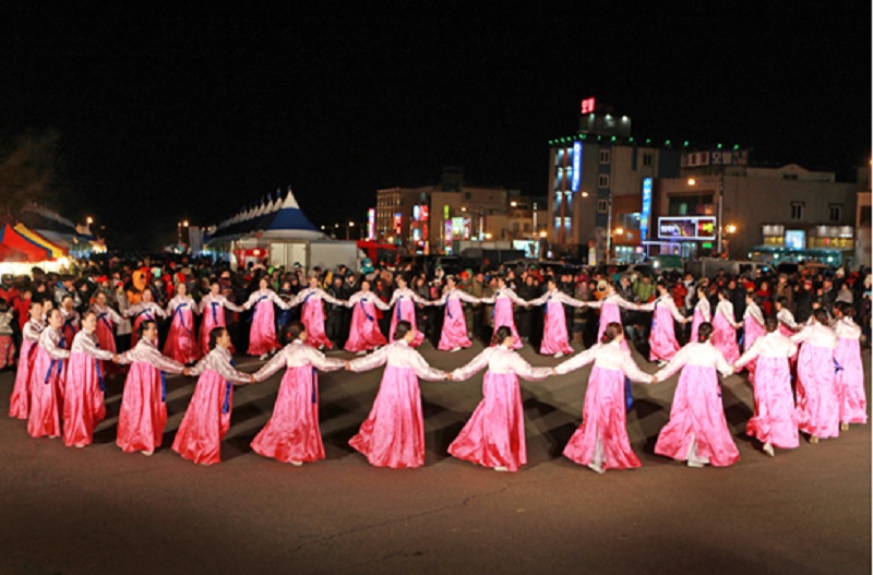 Chuseok: La fascinante celebración coreana que debes conocer 4 Ganggangsullae baile tradicional coreano bajo la luz de la luna