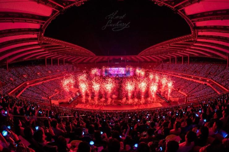 IU finaliza su gira mundial celebrando 100 conciertos 5 Fuegos artificiales y drones en el show de IU