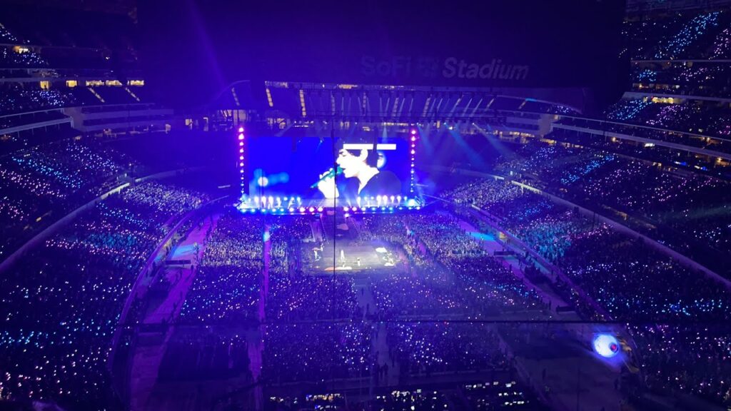 "Mantengan a IU fuera del césped" fútbol versus K-pop 3 Concierto de BTS la banda mas grande de K-pop en un estadio