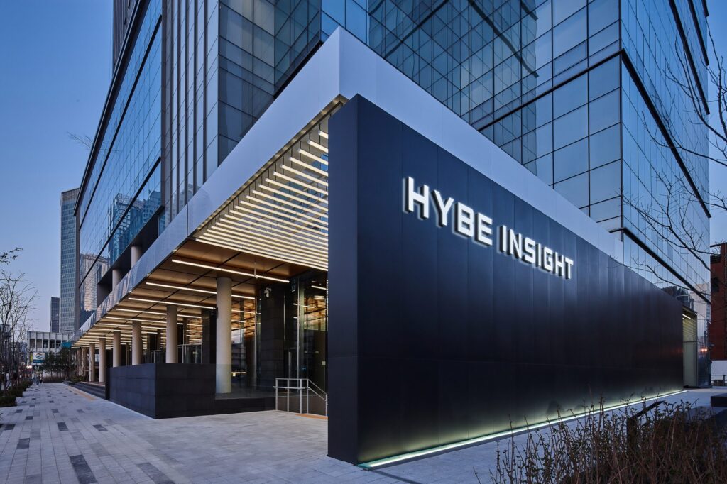 El drama de HYBE vs Min Hee-jin se intensifica 2 HYBE podría perder millones con la ausencia de NewJeans