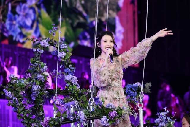 IU finaliza su gira mundial celebrando 100 conciertos 2 IU rodeada de flores en su concierto en Seúl