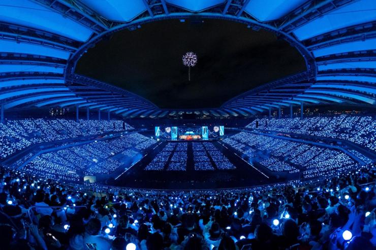 IU finaliza su gira mundial celebrando 100 conciertos 3 100.000 personal vieron el concierto de IU en Seúl este 22 de septiembre