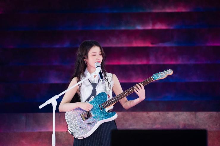 IU finaliza su gira mundial celebrando 100 conciertos 4 IU se animó a tocar la guitarra en su concierto maravillando a todos con su talento