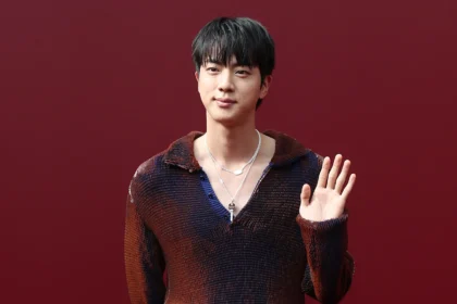 Las estrellas coreanas deslumbran en la semana de la moda Jin de BTS por Gucci