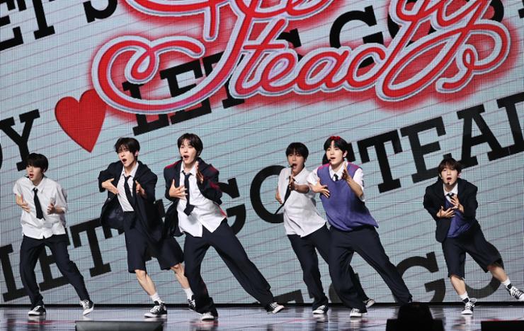 NCT WISH busca ser el mejor grupo de 2024 con 'Steady' 2 Los miembreo de NCT Wish en la presentación de su último album steady