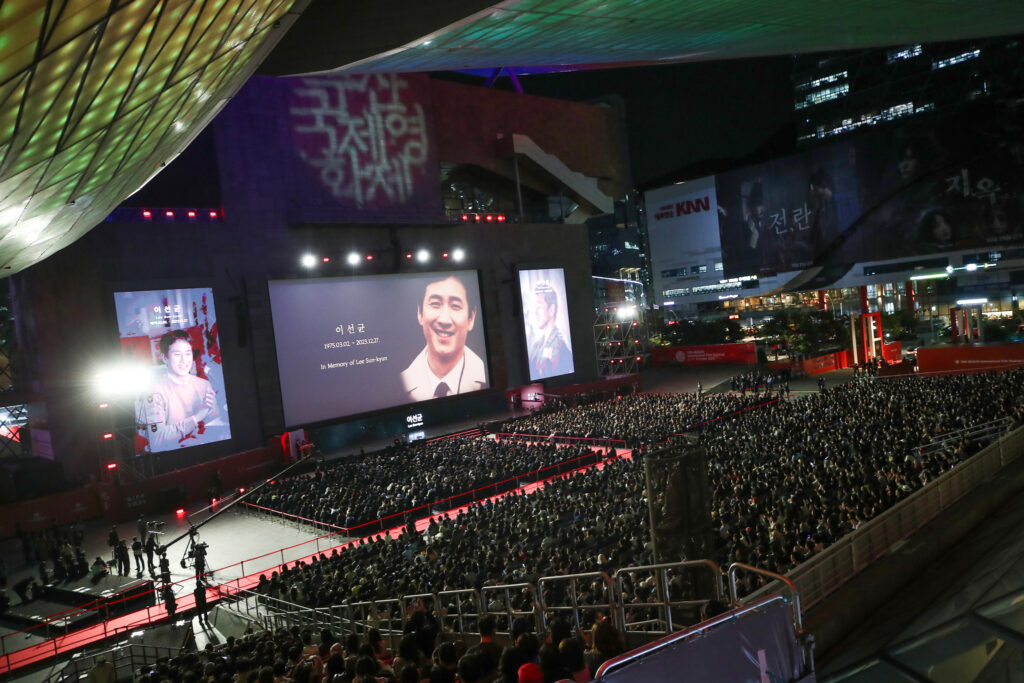 Festival Internacional de Cine de Busan: Homenaje emotivo y estrellas deslumbrantes 2 Gran homenaje al actor Lee Sun-kyun en el BIFF