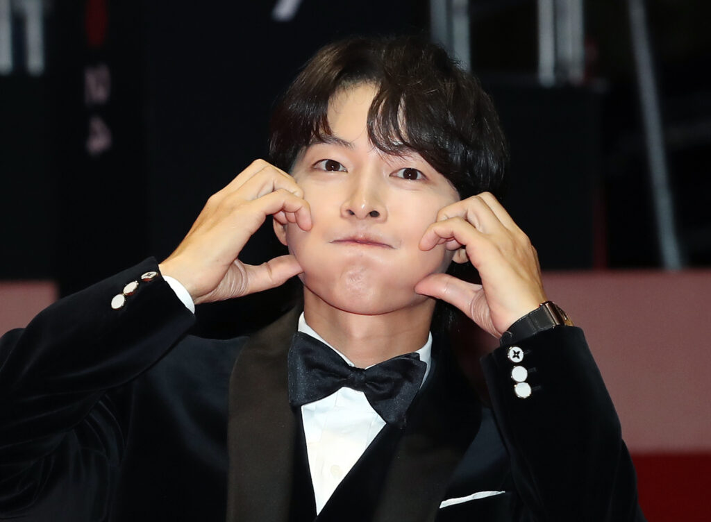 Festival Internacional de Cine de Busan: Homenaje emotivo y estrellas deslumbrantes 5 El actor Song Joong-ki posa en la alfombra roja del festival de cine