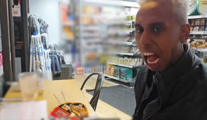 Indignación por el YouTuber Johnny Somali hacia el monumento a las "Mujeres de Consuelo" 1 Johnny Somali y un acto horroroso