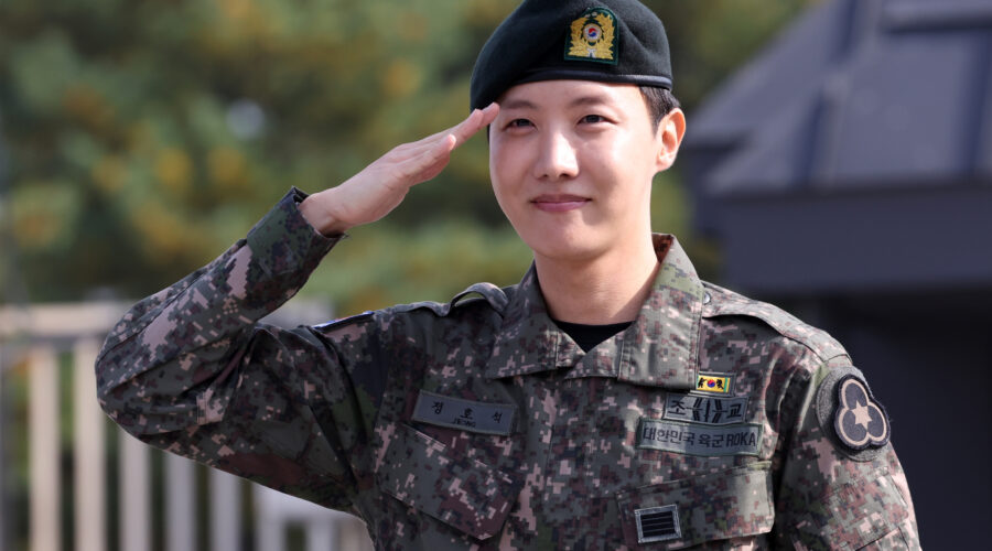 J-Hope "Comienza el 3er capítulo en mi vida" 1 J-Hope finalizó su servicio militar