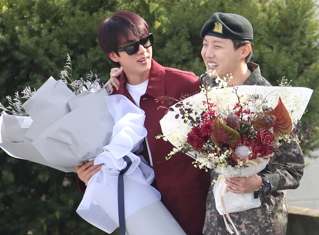 J-Hope "Comienza el 3er capítulo en mi vida" 2 Jin y Hobi juntos en la baja del servicio militar de J-hope