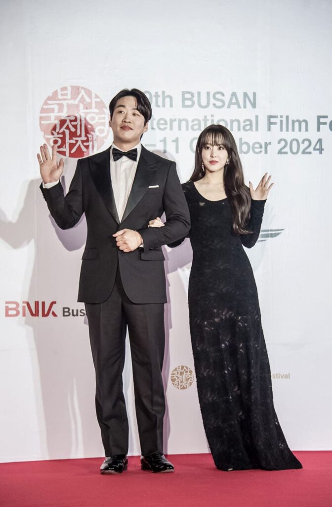 Festival Internacional de Cine de Busan: Homenaje emotivo y estrellas deslumbrantes 3 Park Bo-youn y Ahn Jae-hong en el festival internacional de cine de busan