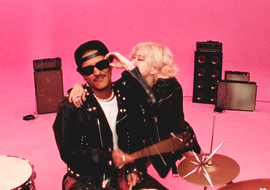 ¡Rosé y Bruno Mars nos llevan de fiesta con 'APT.'! 🍻🎶 4 Aprende a beber con Rosé y Bruno Mars