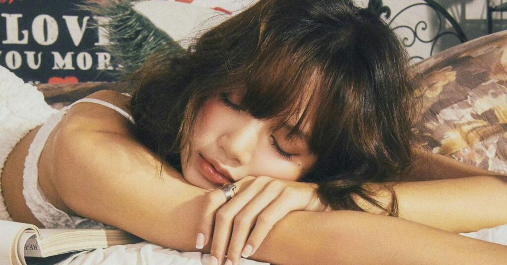 Jennie y Lisa de Blackpink con 2 canciones nuevas 3 Lisa del grupo de k-pop Blackpink presenta Moonlit Floor