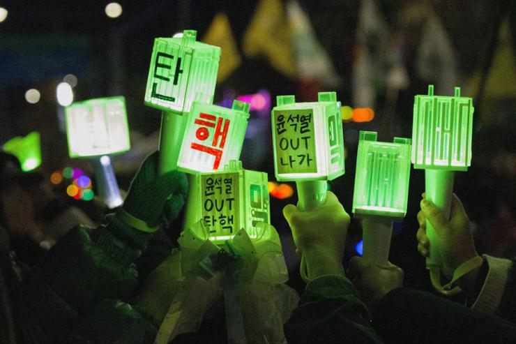 Los Light Sticks de K-pop como luz de la democracia 2 Los light stick de K-pop son velas en el pedido de democracia en corea del sur