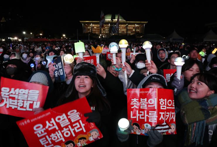 Los Light Sticks de K-pop como luz de la democracia 3 La juventud protesta con light sticks en corea del Sur