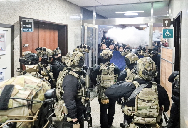 Ley Marcial en Corea, el gran papelón del presidente 4 los militares y los asambleistas en corea del sur