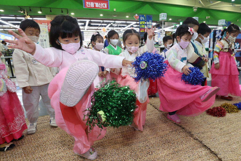 Los Juegos Coreanos dentro de "El JUego del Calamar" 7 Niños jugando al jegi en corea