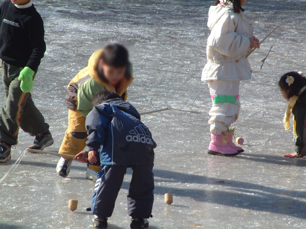 Los Juegos Coreanos dentro de "El JUego del Calamar" 6 Niños jugando con el trompo o paengi en corea