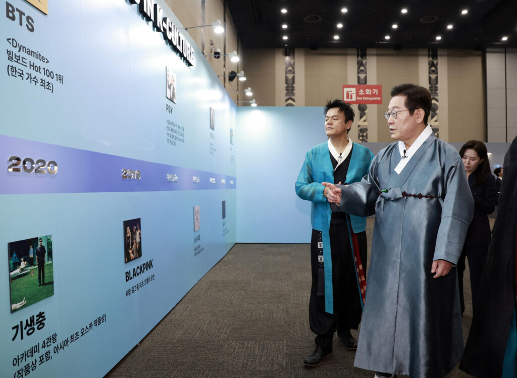 Presidente Lee y Park Jin-young Park Jin-young y el presidente de Corea