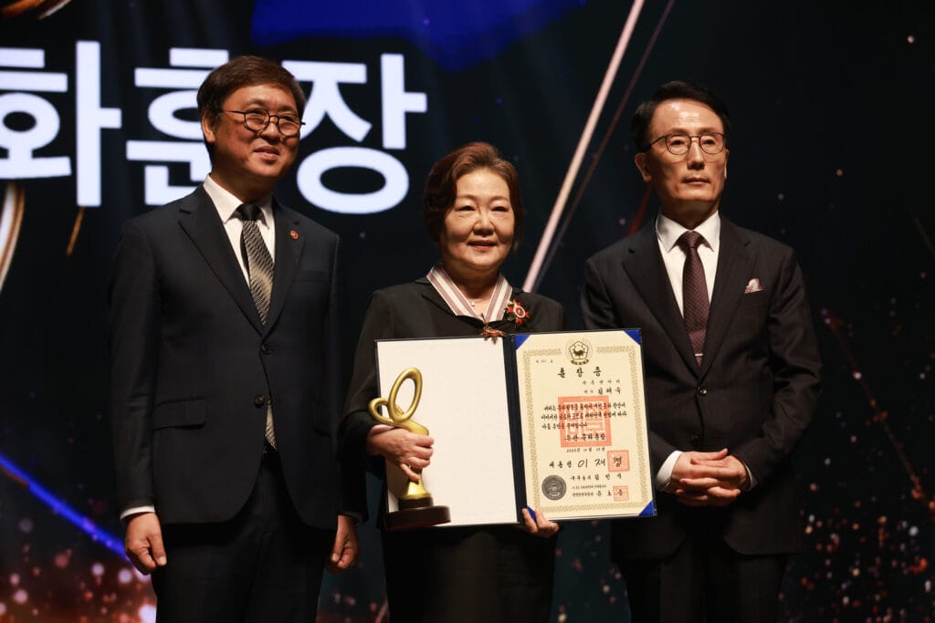 Kim Hae-sook Korea Popular Culture and Arts Awards 2025 e0 Kim Hae-sook fue galardonada en los Korea Popular Culture and Arts Awards 2025