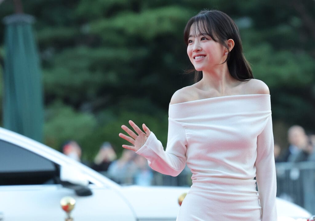 Park Bo-young Korea Popular Culture and Arts Awards 2025 ed la actiz coreana Park Bo-young llegando a la premiación de los Korea Popular Culture and Arts Awards 2025