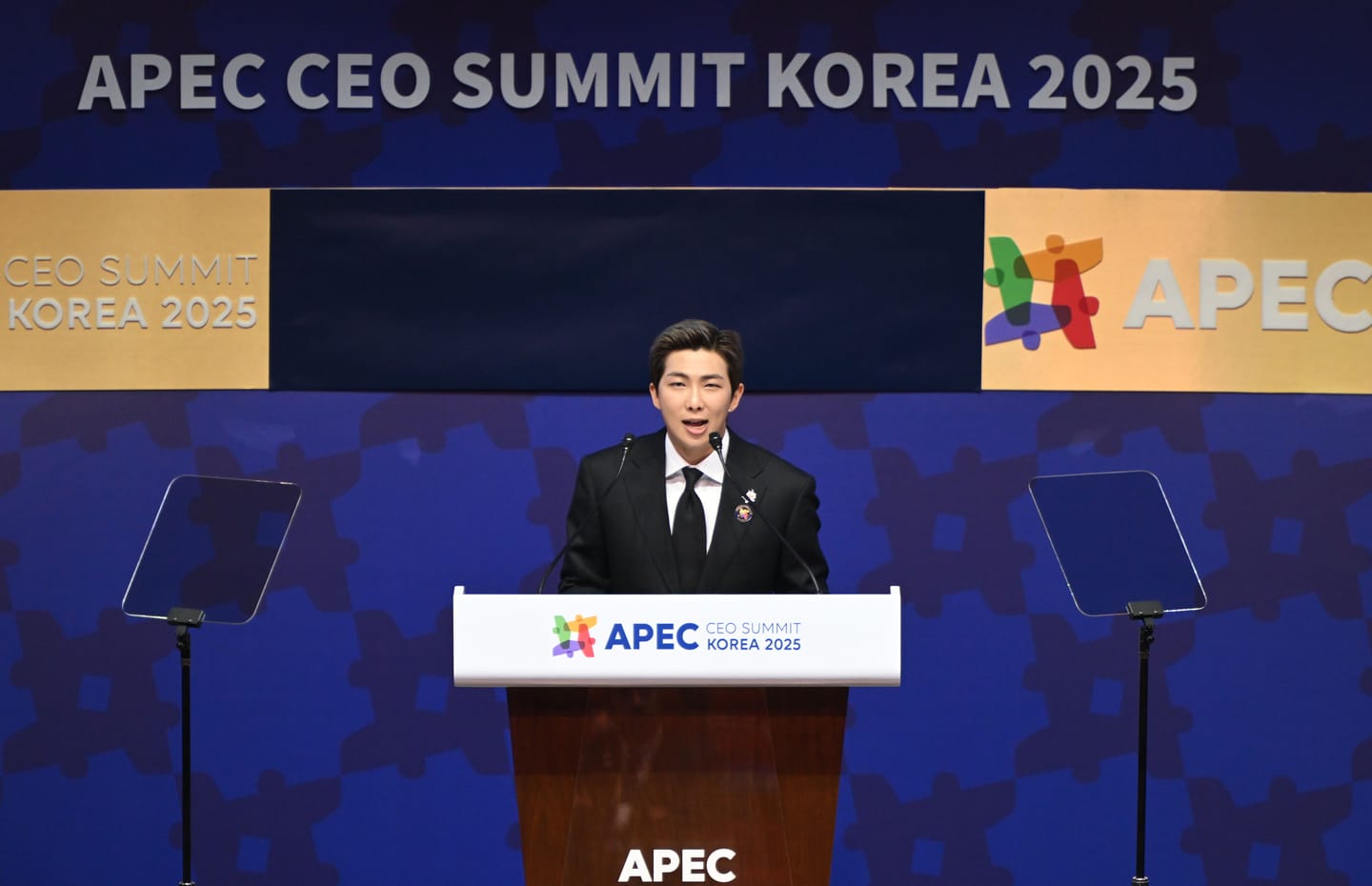 "K-pop is like the bibimbap": the epic RM speech at APEC 2025 that moved the world 1 El discurso de RM en APEC 2025