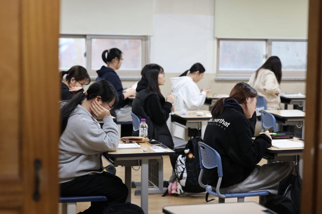 estudiantes rindiendo el csat en corea del sur