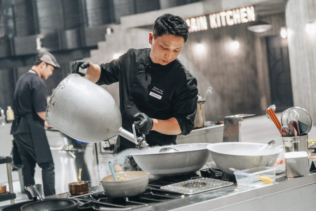 Participante de guerra de cucharas 2 cucharas negras