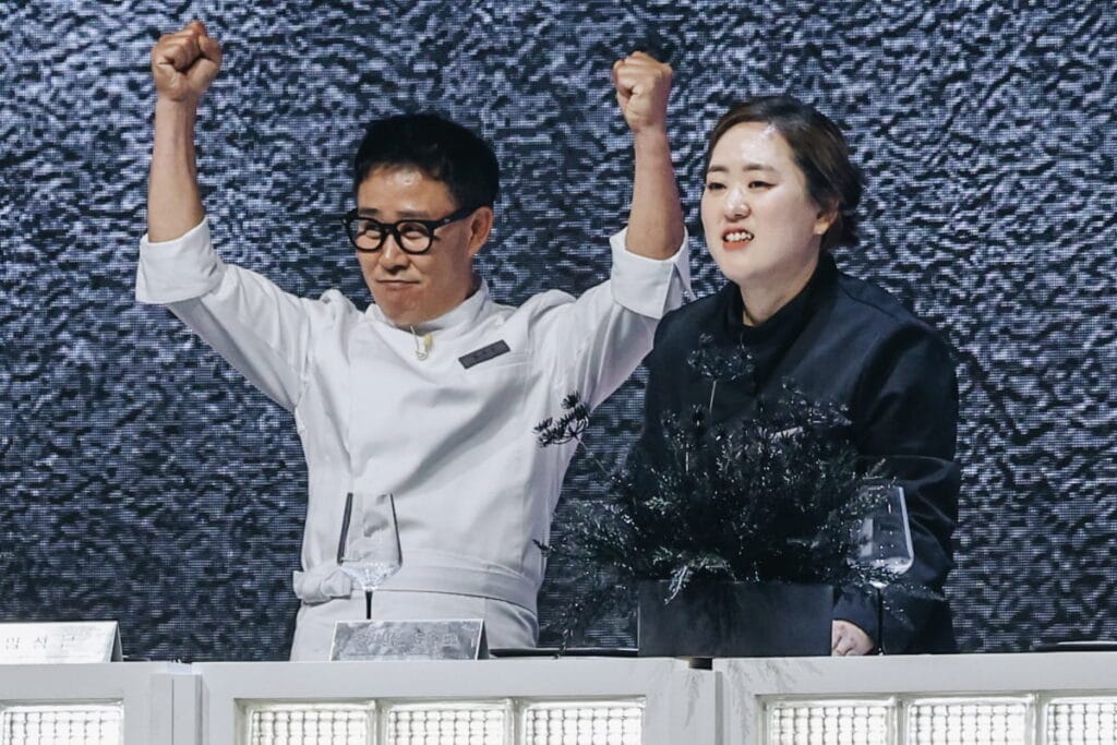 Guerra de cucharas 2 cucharas blancas contra cucharas negras